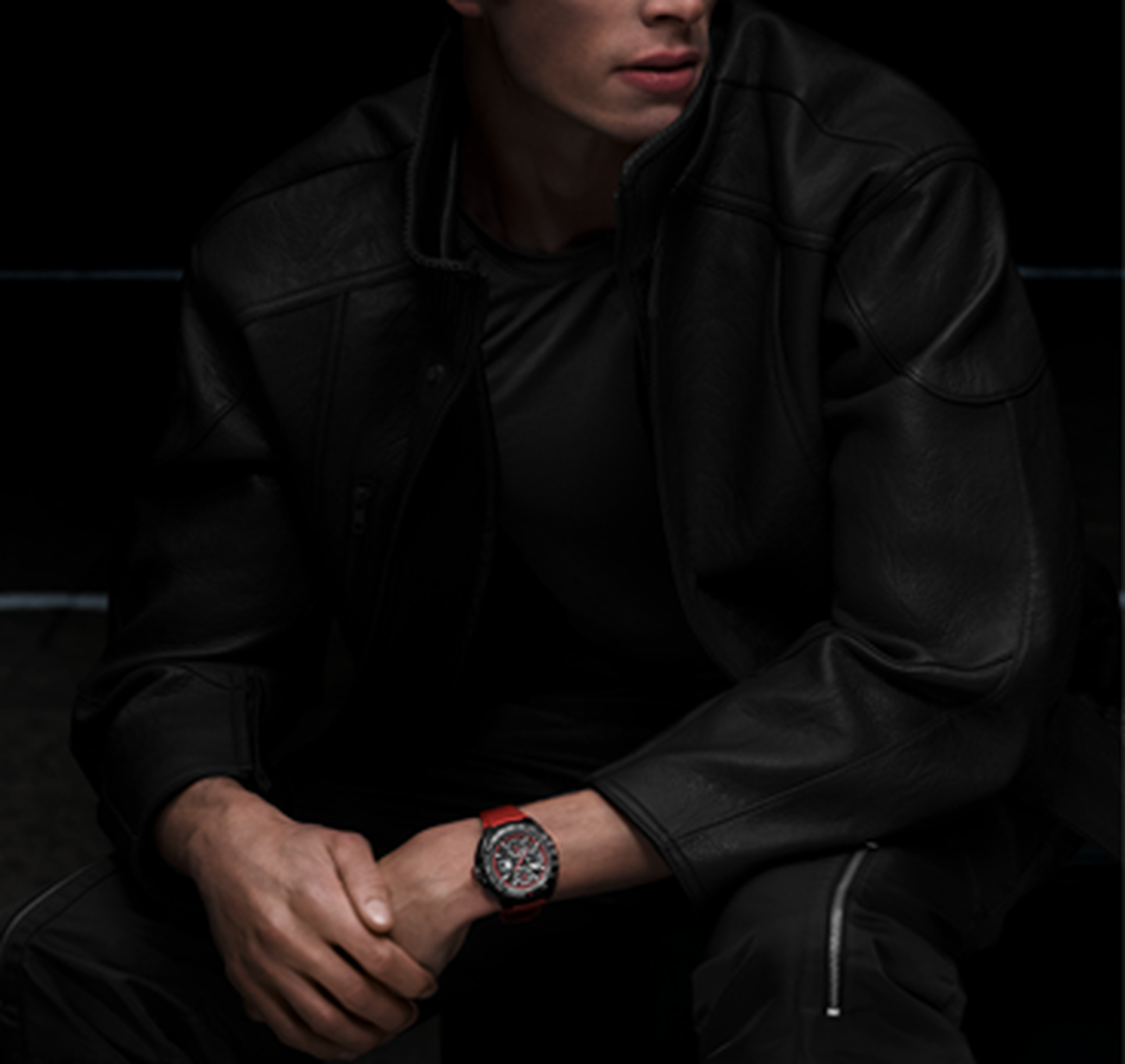 Une homme porte une montre TAG Heuer.